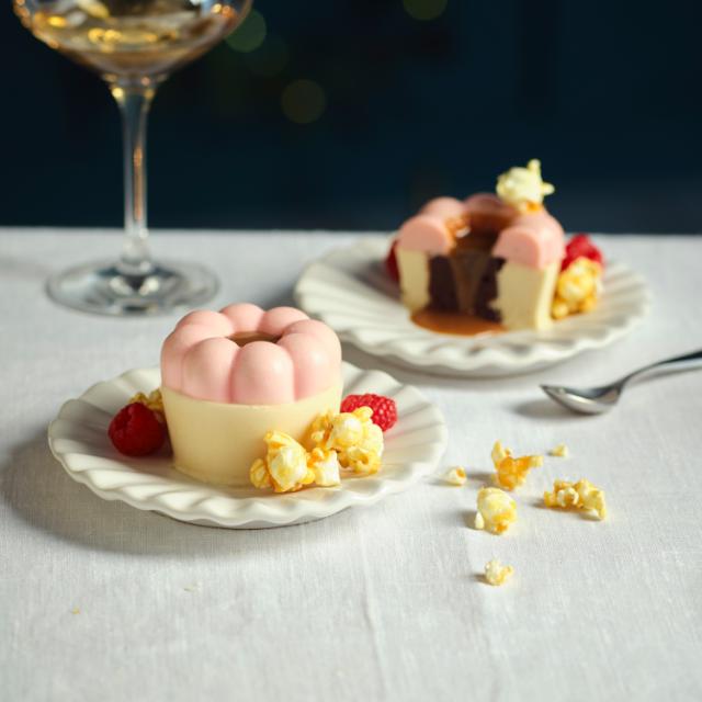 Külmutatud panna cotta brownie ja karamellikastmega