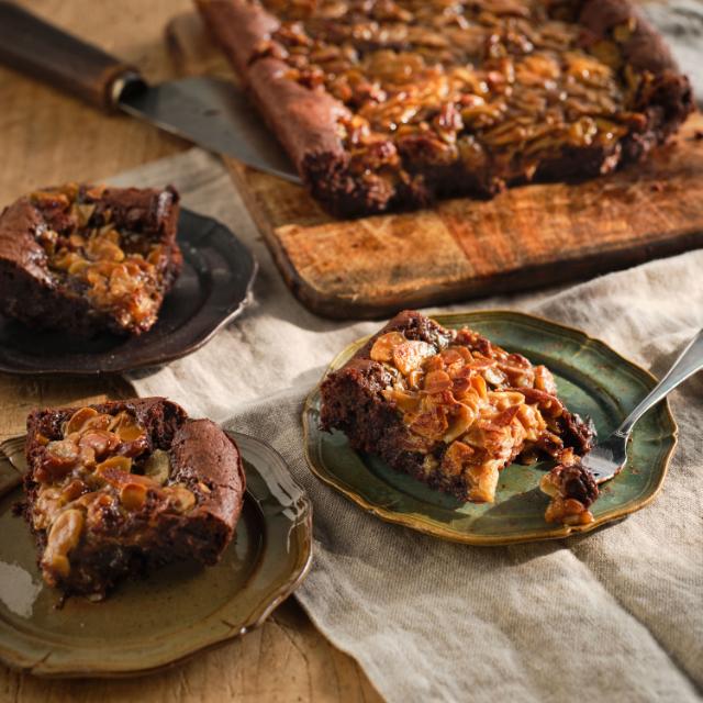 Rikkalik muscovado-brownie mandli- ja pekaanipähkli-toscakattega