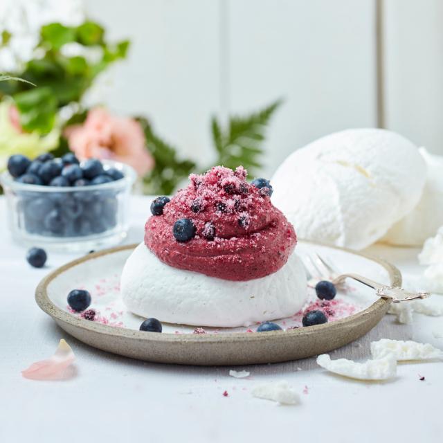 Mustikavahuga Pavlova kook