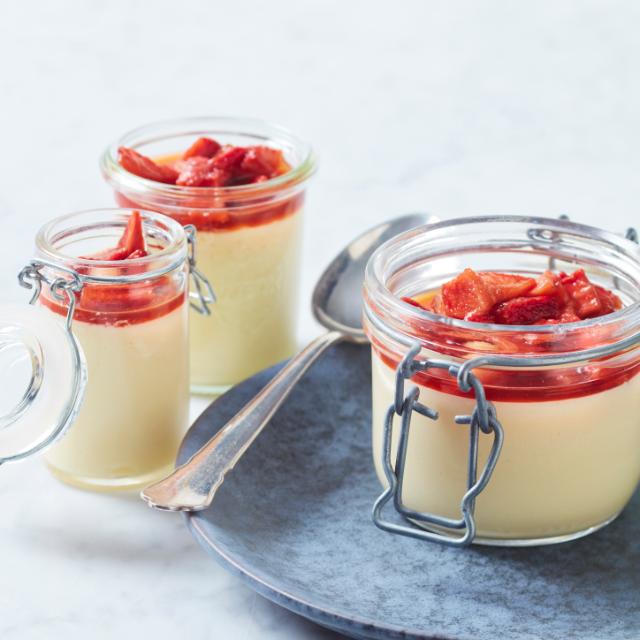 Valge šokolaadi panna cotta muscovado marinaadis maasikatega