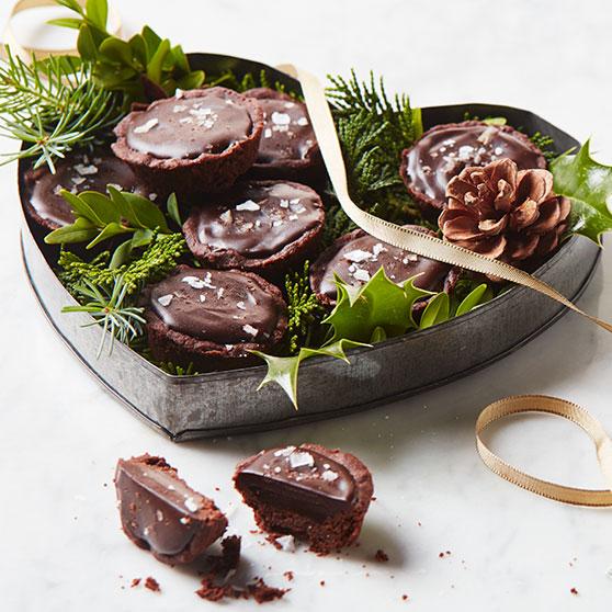 Minikoogid soolakaramelli ja šokolaadikreemiga